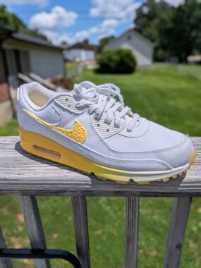 Nike Air Max 90 SE "Citron Daisy". Woman's Size 11